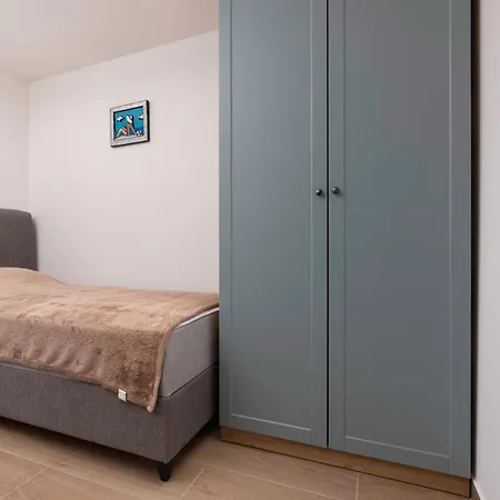 Sa Pogledom Na More- Petra