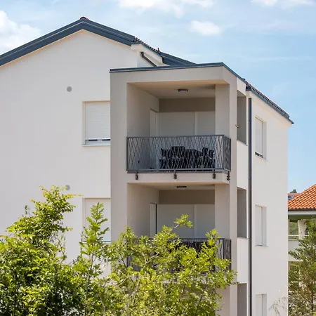 S Dvije Spavace Sobe I Bazenom Šilo