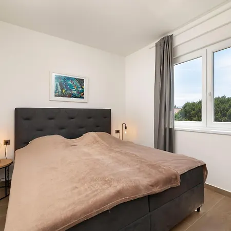 Sa Pogledom Na More- Petra